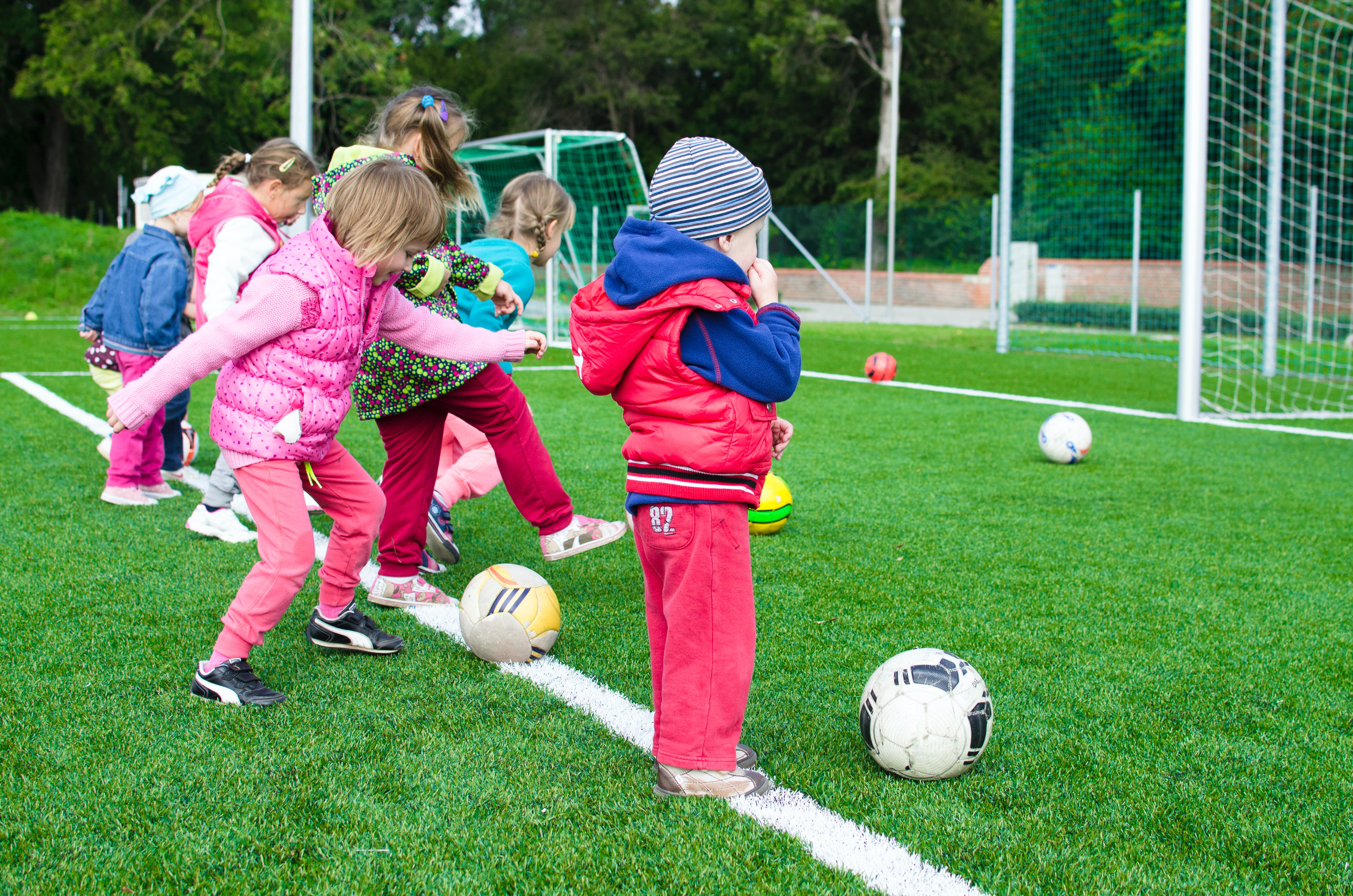 voetballende kinderen