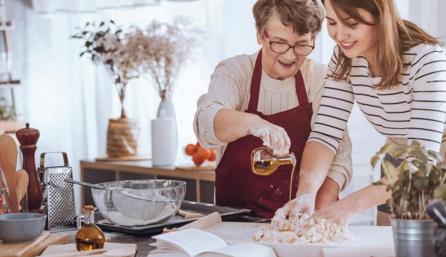 Lichtmispannenkoeken met koffie in de kerk © PixelsEffect