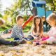 kinderen spelen in speeltuin