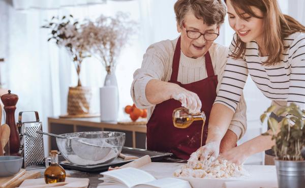 Lichtmispannenkoeken met koffie in de kerk © PixelsEffect